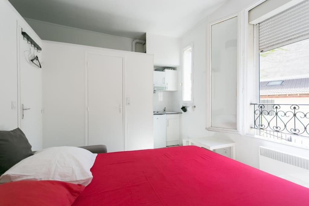 Apartment Charming Parisian Studio! *